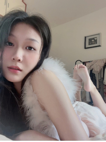 AvrilFeiFei on Sex Toy Cam Shows